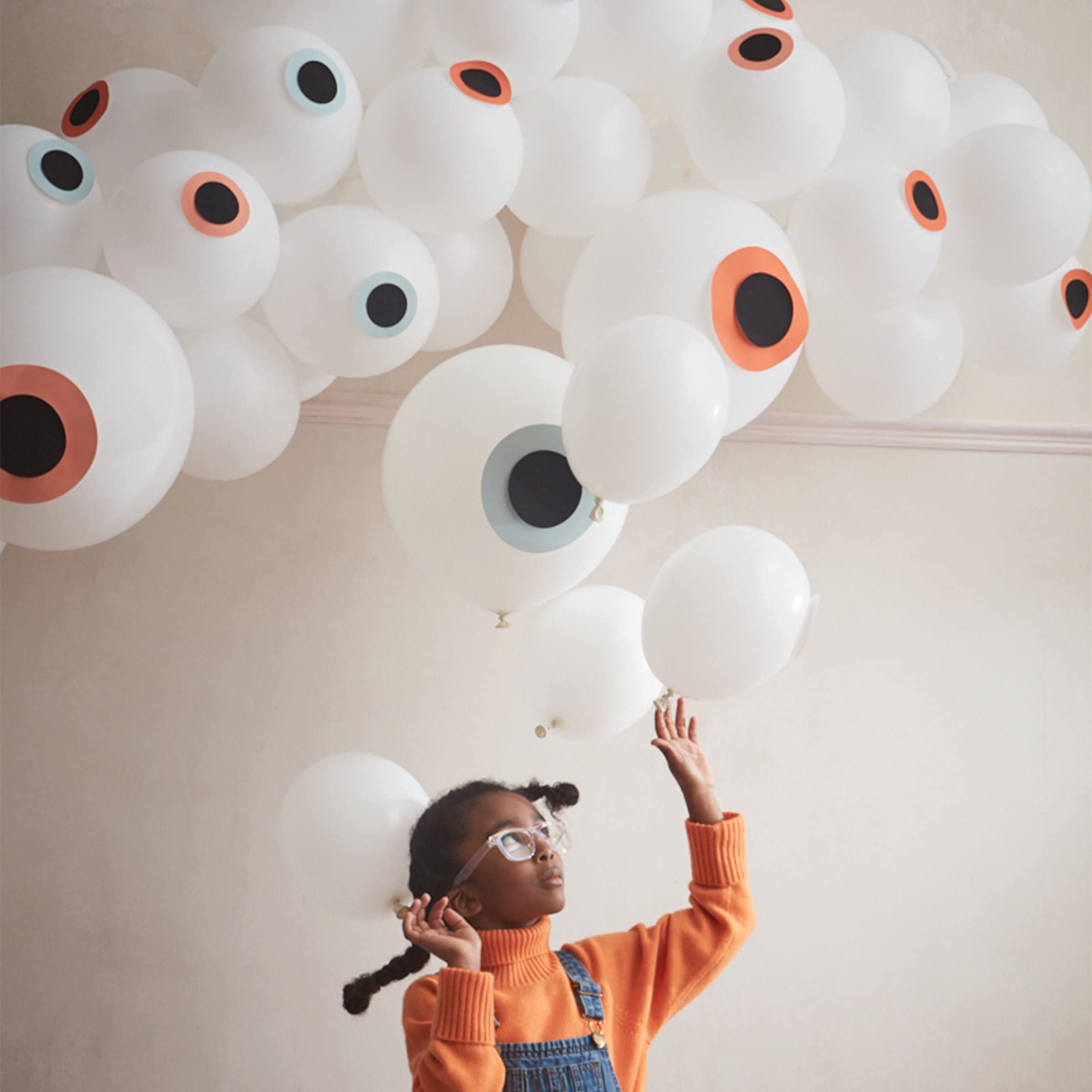 Meri Meri Eyeball Halloween Balloon Garland Kit (Pack of 40) - Balloon Arch Kit With 6 Confetti Balloons for Adult or Kids Party Decorations - Image 4